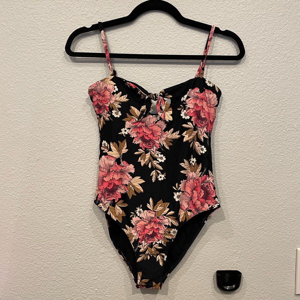 🆕 NWT BILLABONG black and pink floral one piece cheeky bikini